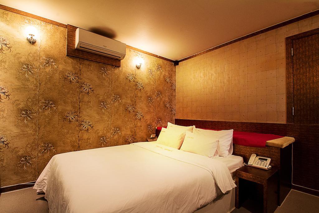 Max Hotel Теджън Стая снимка